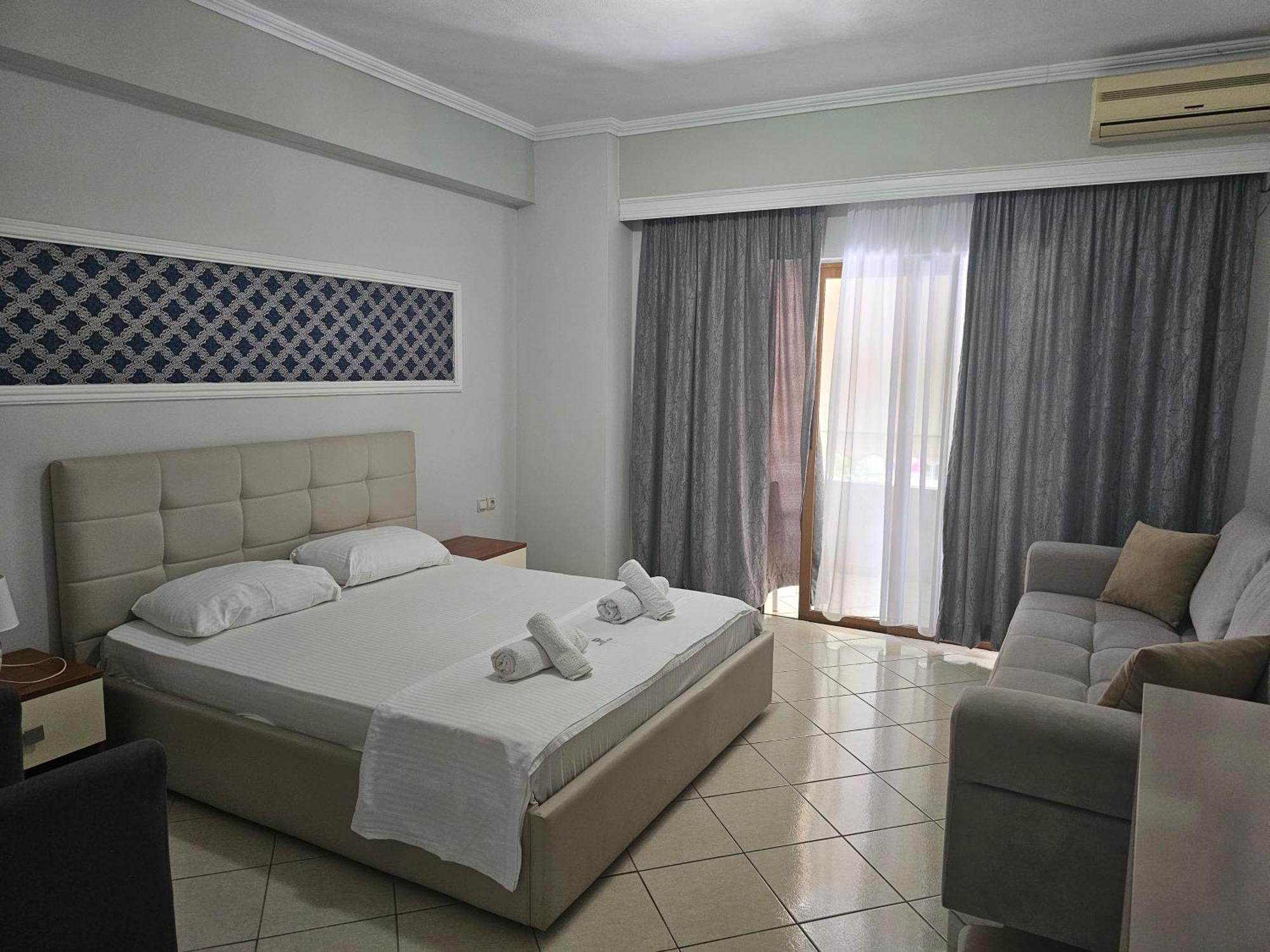 Hotel Pini Sarande